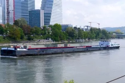 Basel: Klimaaktivisten legen Schiffsverkehr auf Rhein lahm