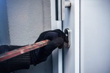 Hilfsbereite Einbrecher helfen ausgesperrtem Mann zurück in die Wohnung