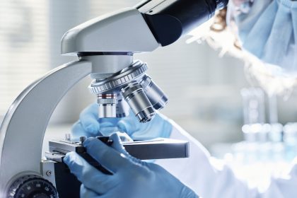 Reutlinger Pathologie stellt Forschungen an COVID-Geimpften ein