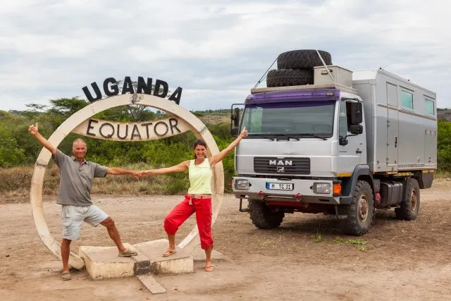 Zwischen sie passt „koa Blattl Papier“, aber der Äquator: Constanze Kühnel und Thomas Lehn reisen seit über elf Jahren in Expeditionslaster „Manni“. Foto: Constanze Kühnel/mantoco