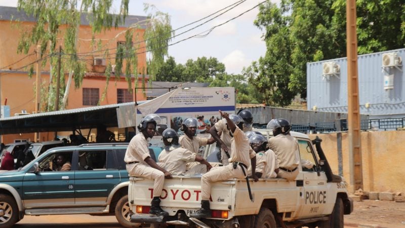 Polizisten fahren am Rande eines Marsches zur Unterstützung der Putschisten durch Niamey. Nach dem Putsch im Niger sicherten Tausende dem Militär ihre Unterstützung zu.