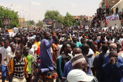 Zahlreiche Menschen sind auf den Straßen von Niamey unterwegs. Der Niger war das letzte der drei Nachbarländer in der Sahelzone, das von einer demokratisch gewählten Regierung geführt wurde.