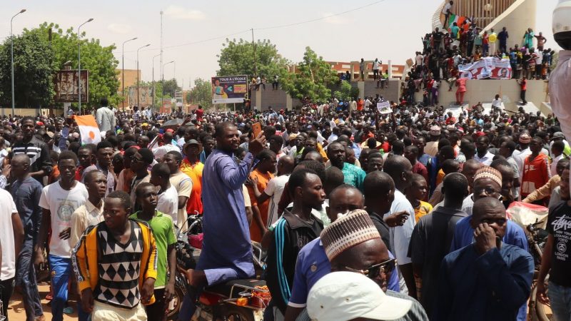 Zahlreiche Menschen sind auf den Straßen von Niamey unterwegs. Der Niger war das letzte der drei Nachbarländer in der Sahelzone, das von einer demokratisch gewählten Regierung geführt wurde.