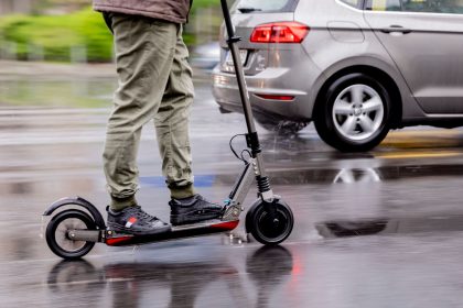 27-Jähriger fährt mit E-Scooter auf Autobahn