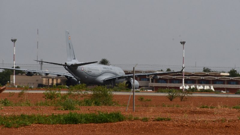 Ein Airbus der französischen Luftwaffe auf dem internationalen Flughafen von Niamey.