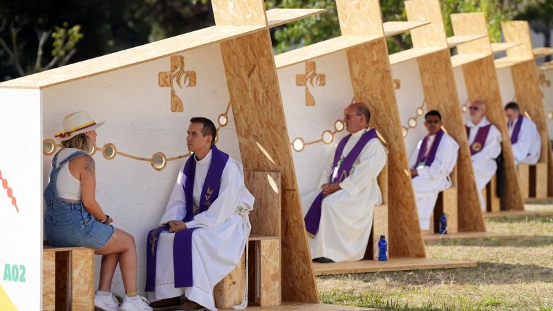 Beim 37. Internationalen Weltjugendtag der katholischen Kirche in Lissabon, zu dem ab heute Hunderttausende Besucher erwartet werden, nehmen Priester Teilnehmern die Beichte ab.