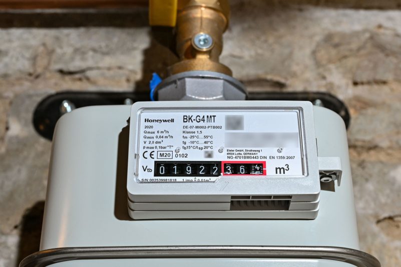 Ein Gaszähler in einem Keller eines Einfamilienhauses.