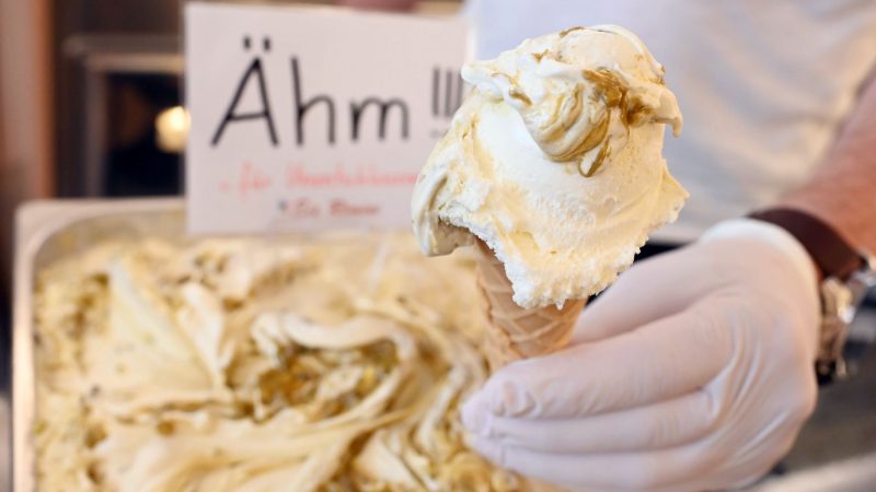 «Ähm»-Eis - eine Eigenkreation der Eisdiele Rimini in Gaggenau - schmeckt nach weißer Schokolade, vermischt mit Pistaziencrunch.