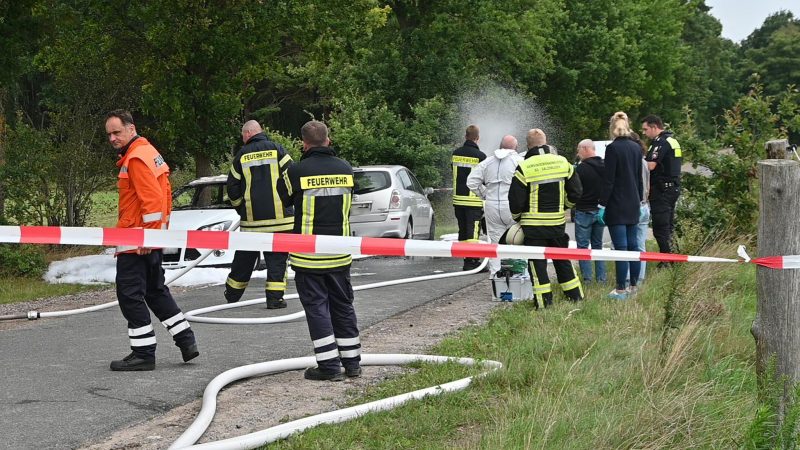 Polizei und Rettungskräfte am Fundort zweier Leichen an einem ausgebrannten Auto im niedersächsischen Salzhausen.
