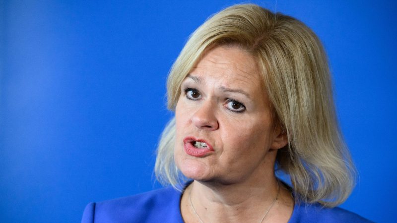 Bundesinnenministerin Nancy Faeser (SPD) will den Ausländerbehörden mehr Zeit für Abschiebungen abgelehnter Asylbewerber verschaffen.