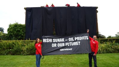 Klimaaktivisten verhüllen Haus von Premier Sunak mit schwarzem Stoff