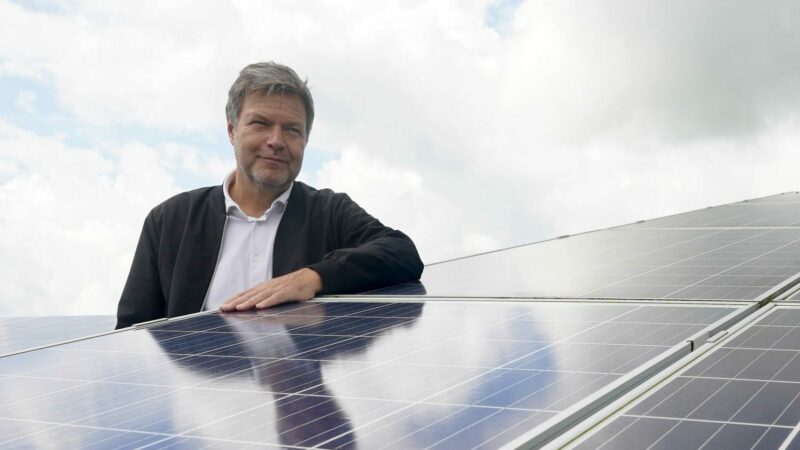 Robert Habeck (Bündnis 90/Die Grünen) steht bei Solaranlagen während seines Besuchs im Solarpark Klein Rheide.