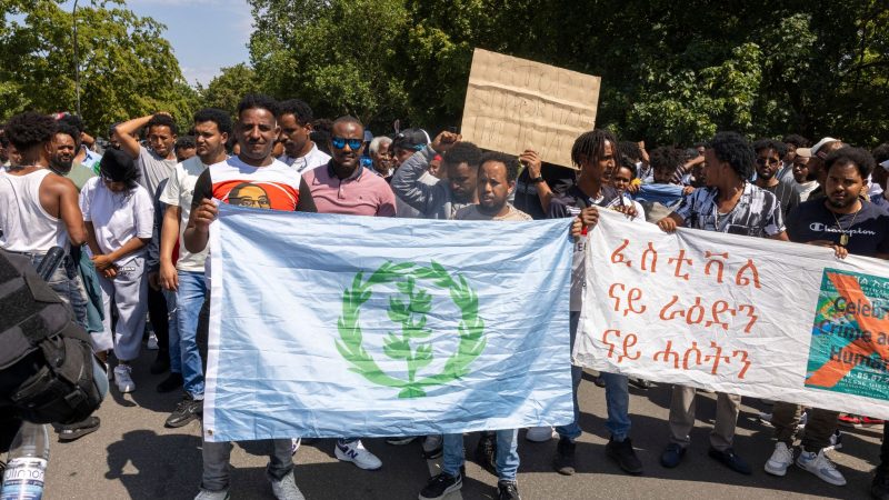 Teilnehmer einer Gegendemonstration anlässlich des Eritrea-Festivals in Gießen gehen durch die Innenstadt.