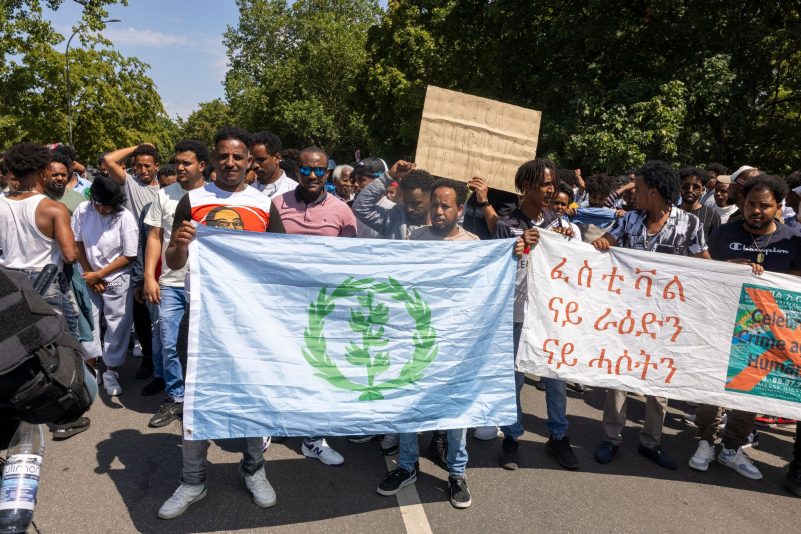 Teilnehmer einer Gegendemonstration anlässlich des Eritrea-Festivals in Gießen gehen durch die Innenstadt.