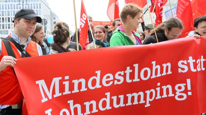 «Mindestlohn statt Lohndumping!»: Der Streit um eine weitere Erhöhung des Mindestlohns in Deutschland geht weiter.