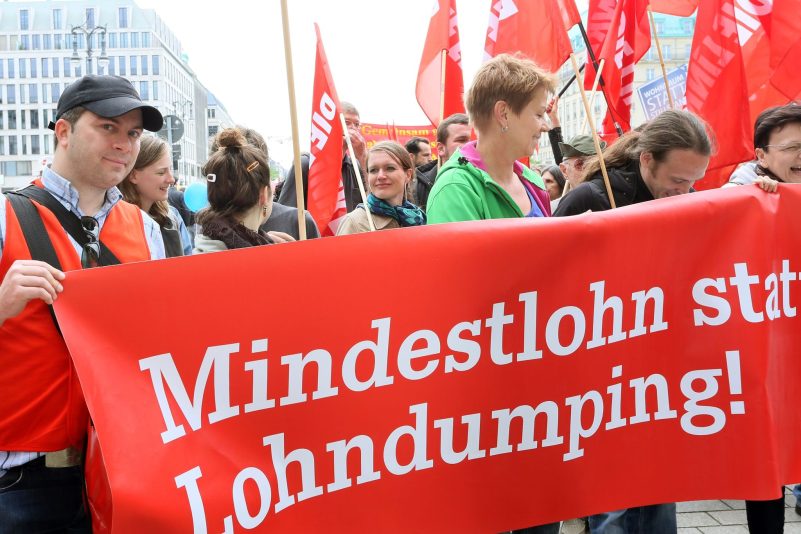 «Mindestlohn statt Lohndumping!»: Der Streit um eine weitere Erhöhung des Mindestlohns in Deutschland geht weiter.