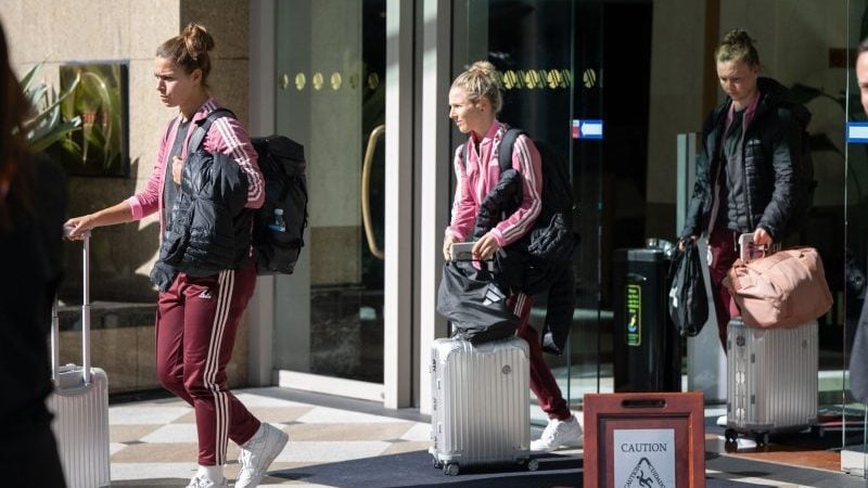 Die Enttäuschung über das frühe WM-Aus ist ihnen anzusehen: Die Fußballerinnen Lena Oberdorf (l-r), Svenja Huth und Marina Hegering gehen zum Teambus. Das Team soll «nach und nach» aus Australien abreisen.