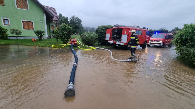Nach sarken Regenfälen ist die Feuerwehr im Bezirk Deutschlandsberg in Österreich im Einsatz.