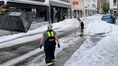 Winterdienst im Sommer: 30 Zentimeter hohe Hagel-Schicht in Reutlingen