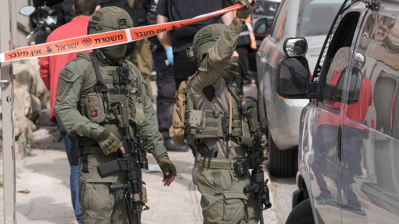 Israelische Polizisten im Einsatz (Archivbild). In Tel Aviv hat es einen mutmaßlichen Anschlag gegeben, bei dem ein Mann lebensgefährlich verletzt wurde.