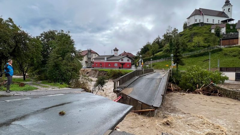 Eingestürzte Brücke in der slowenischen Stadt Stahovica. Im Osten des Landes ist nun ein Staudamm gebrochen.