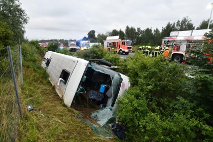 Reisebusunfall A2: Glimpflich abgelaufen, kein Schwerverletzter, kein Alkohol im Spiel