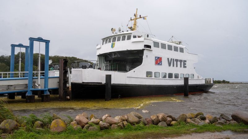 Der Fährverkehr zur und von der Insel Hiddensee wurde von der Reederei eingestellt.