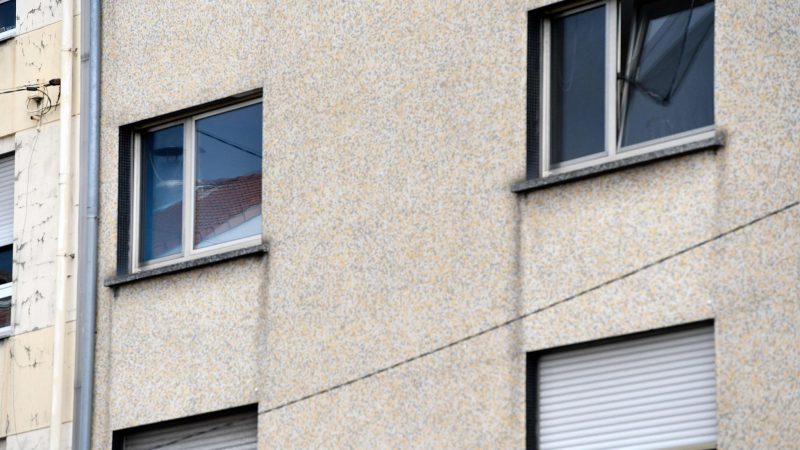 Die Fenster einer Wohnung im französischen Forbach, in der die Frau eines 55-jährigen deutschen Staatsangehörigen nach 12 Jahren Gefangenschaft gefunden wurde.