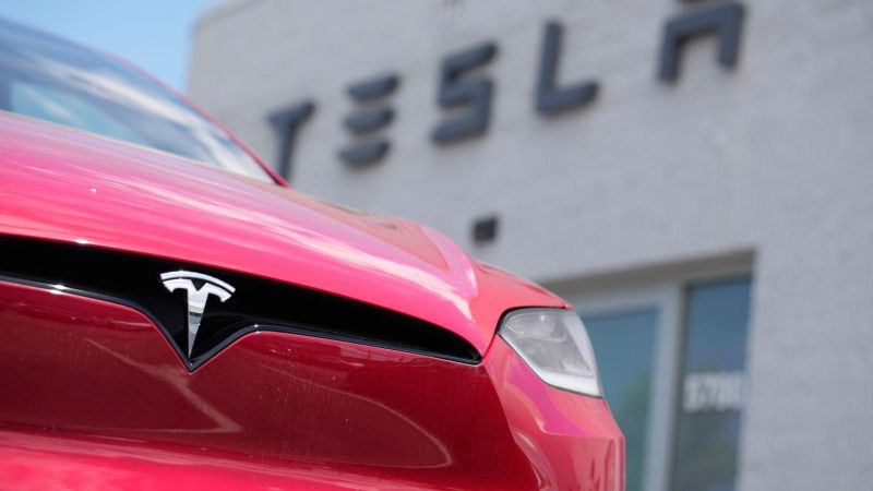Ein Model X von Tesla steht vor einem Tesla-Händler. Der langjährige Finanzchef des Unternehmens ist überraschend zurückgetreten.