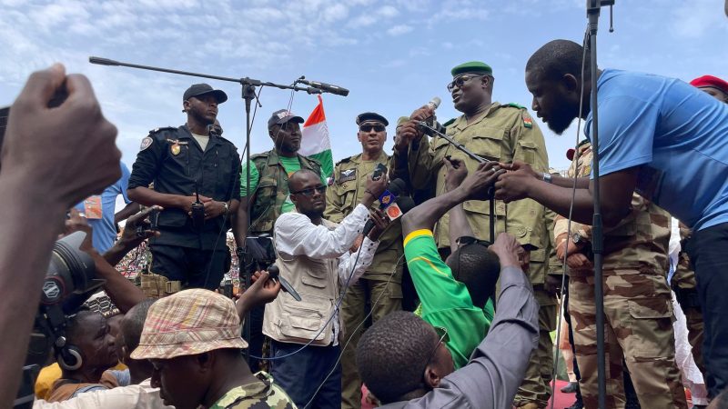 Mohamed Toumba, einer der Soldaten, die den nigrischen Präsidenten Mohamed Bazoum gestürzt haben, spricht zu Anhängern der nigrischen Junta.