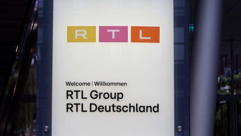 Ein Schild am Eingang des RTL Gebäudes in Köln: Die RTL Group hat Halbjahreszahlen bekanntgegeben.