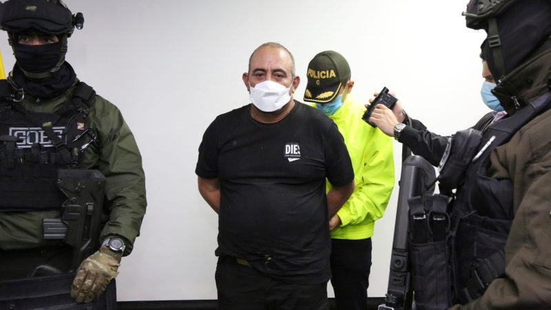 Dairo Antonio Usuga alias «Otoniel» wird im Oktober 2021 bei seiner Ankunft in Bogota in Handschellen abgeführt.