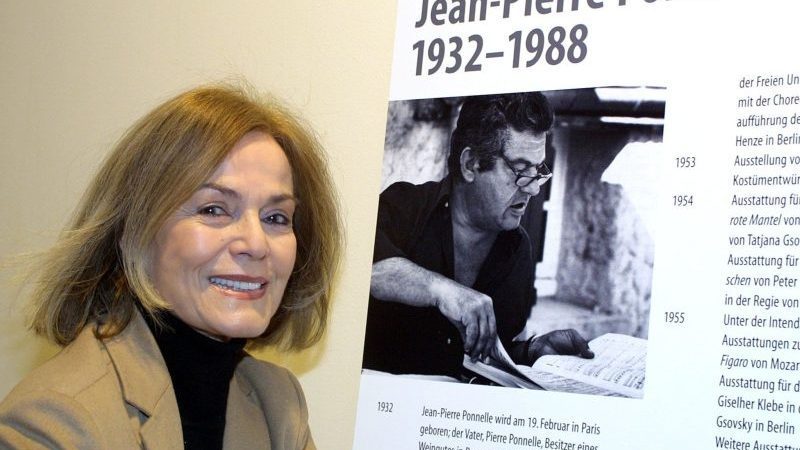 Margit Saad neben einem Bild ihres Mannes Jean-Pierre Ponnelle.