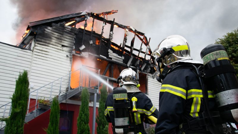 Feuerwehrleute löschen einen Brand in einer Ferienunterkunft in Ostfrankreich.