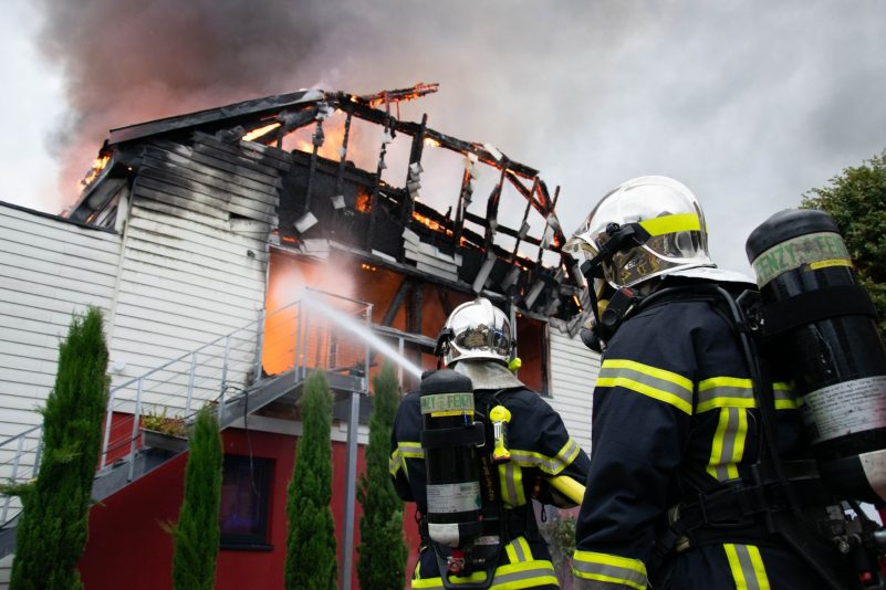 Feuerwehrleute löschen einen Brand in einer Ferienunterkunft in Ostfrankreich.