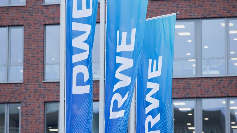 Flaggen wehen vor der Konzernzentrale des Energiekonzerns RWE. Der Energiekonzern RWE ist laut dem neuesten Marktmachtbericht der größte Stromerzeuger in Deutschland.