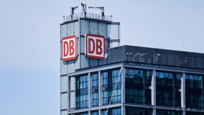 Das «DB»-Logo auf dem Turm am Hauptbahnhof Berlin: Um weitere Mittel zur Sanierung des Schienennetzes zu mobilisieren, prüft die Bundesregierung eine Aufstockung des Eigenkapitals bei der Bahn.