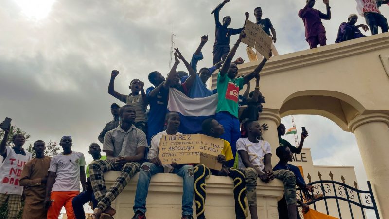 Anhänger der regierenden Junta von Niger jubeln auf der Straße. Am 26. Juli hatten Offiziere der Präsidialgarde im Niger den demokratisch gewählten Präsidenten Mohamed Bazoum entmachtet.