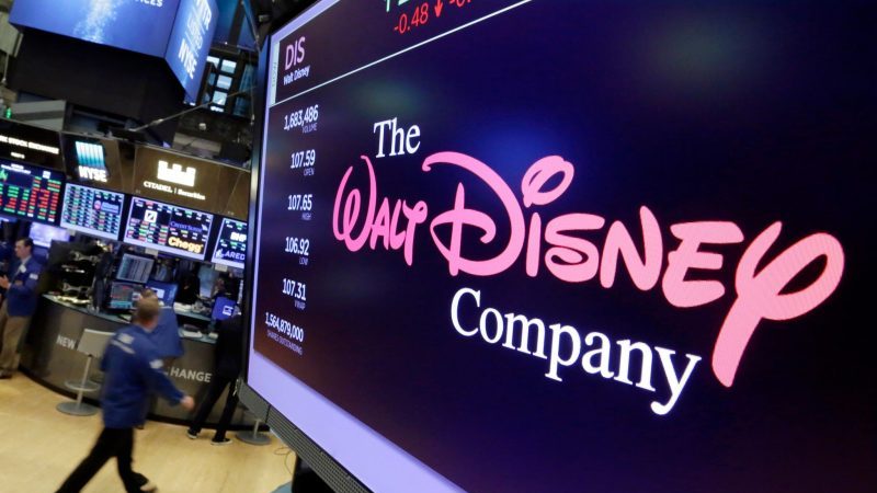 Das Logo von Walt Disney ist auf einem Bildschirm an der New Yorker Börse zu sehen.