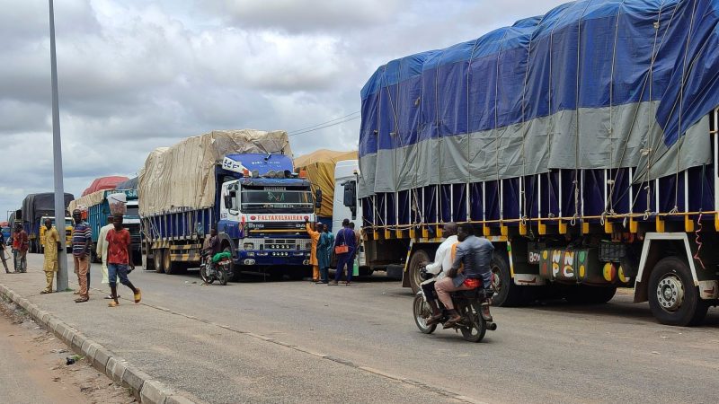 Lastwagen stehen an der Grenze zwischen Nigeria und Niger.