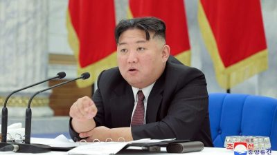 Machthaber Kim Jong Un sieht sich von «feindseligen Kräften» bedroht.