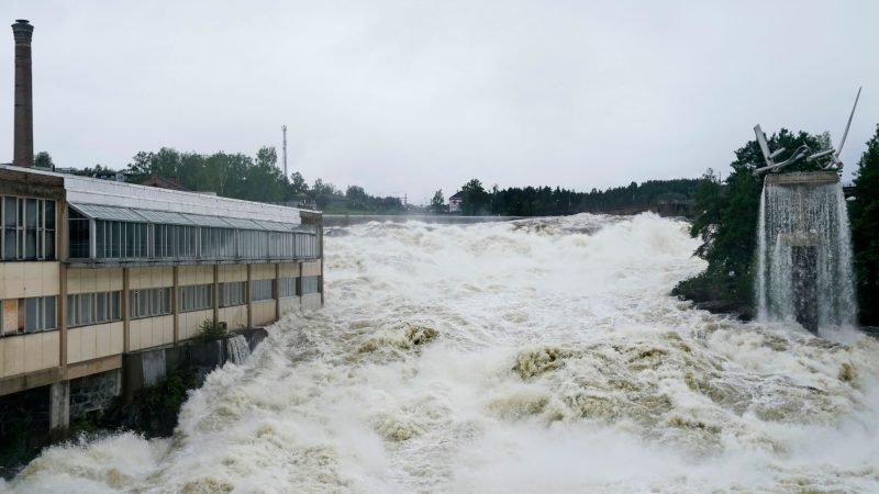 Der Fluss Storelva überschwemmt das Hoenefoss Center im Süden von Norwegen.