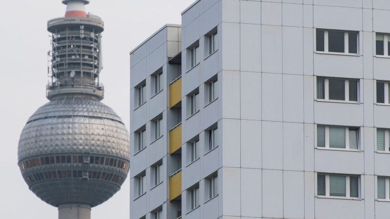 Hinter einem Mietshaus steht der Fernsehturm. Nirgendwo sonst in Deutschland steigen die Wohnpreise so stark wie in der Hauptstadt.