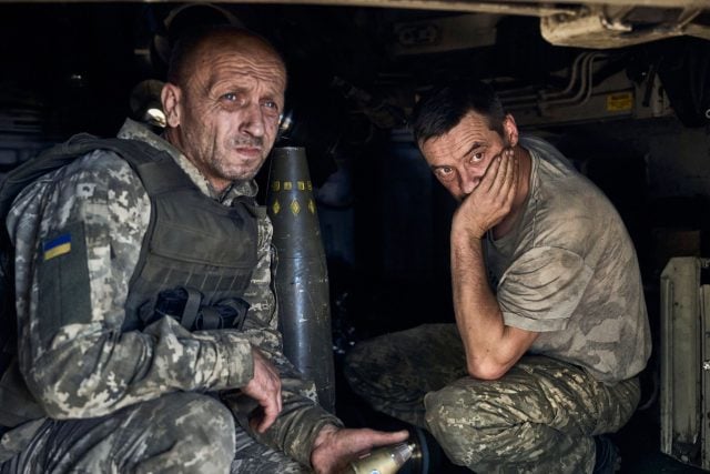 Zwei ukrainische Soldaten in einer Panzerhaubitze an der Frontlinie bei Donezk.