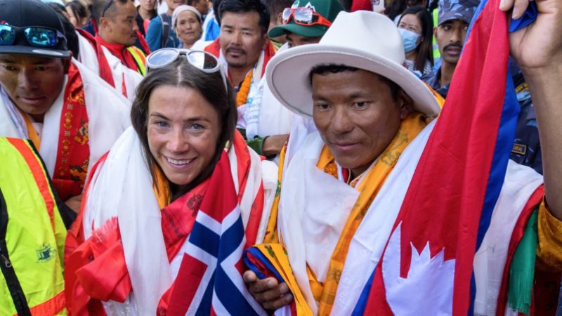 Kristin Harila (l), Bergsteigerin aus Norwegen, und Tenjen Sherpa (r), Sherpa-Führer aus Nepal, kommen in Kathmandu an.