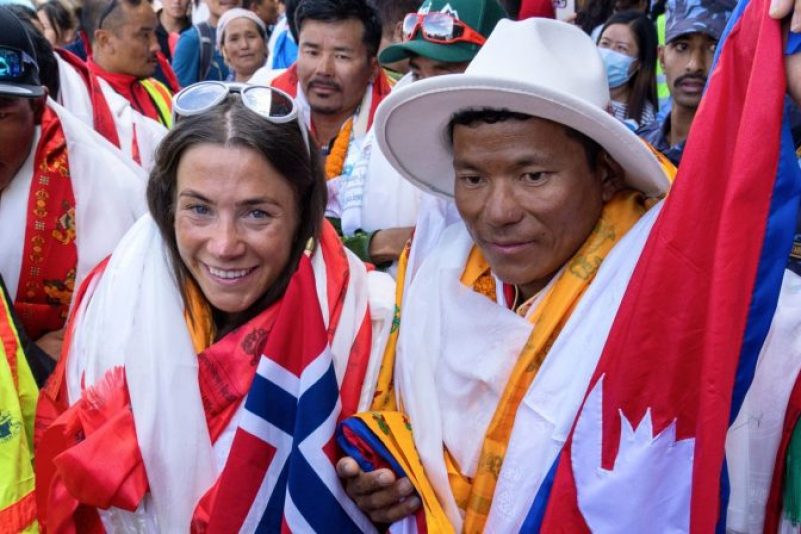 Kristin Harila (l), Bergsteigerin aus Norwegen, und Tenjen Sherpa (r), Sherpa-Führer aus Nepal, kommen in Kathmandu an.