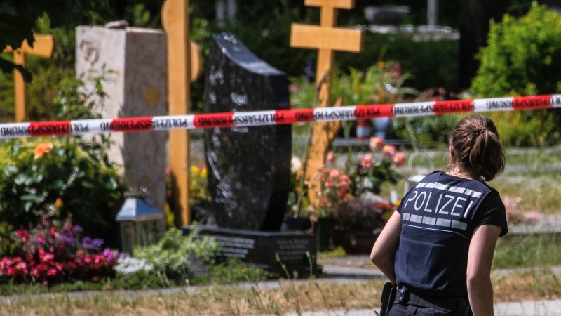 Eine Polizistin geht über den abgesperrten Teil eines Friedhofs in Altbach, wo im Juni eine Handgranate auf eine Trauergemeinde geworfen wurde.