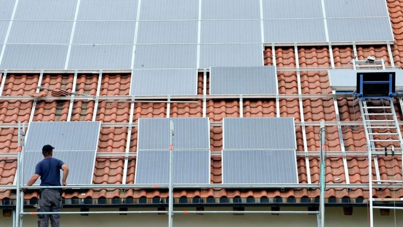 Solaranlagen auf dem Hausdach werden auch zur Miete angeboten. Dabei können die Kosten aber höher ausfallen.