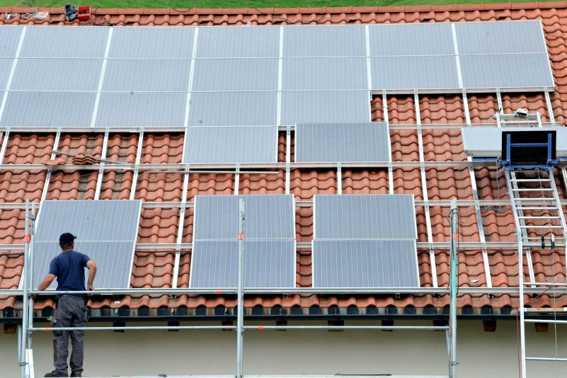 Solaranlagen auf dem Hausdach werden auch zur Miete angeboten. Dabei können die Kosten aber höher ausfallen.