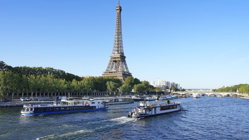 Der Eiffelturm in Paris ist wegen einer Bombendrohung evakuiert worden.